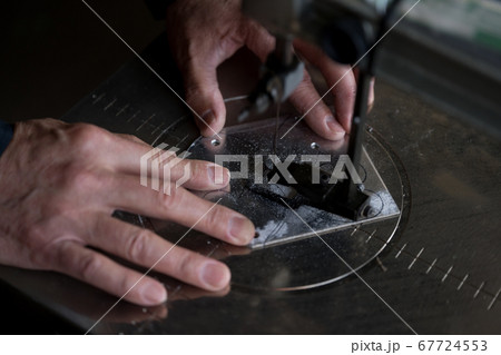 ジグソーで切断作業 67724553