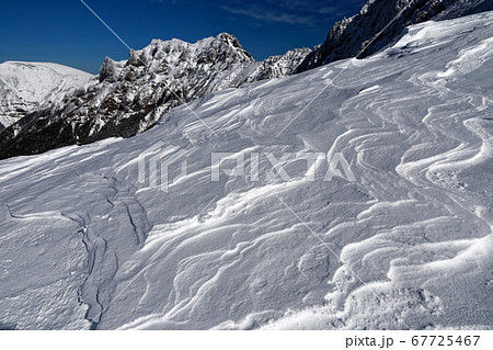 八ヶ岳連峰・赤岳稜線のシュカブラと横岳の眺め 67725467