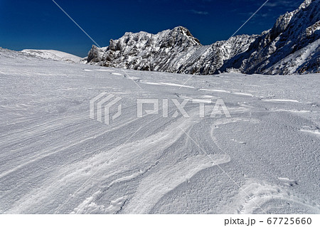 八ヶ岳連峰・赤岳稜線のシュカブラと横岳の眺め 八ヶ岳連峰・赤岳稜線のシュカブラと横岳の眺め 67725660