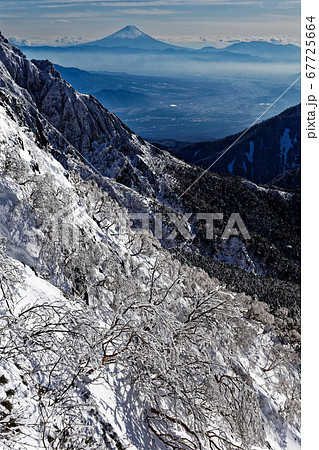 八ヶ岳連峰・中岳稜線から見る富士山 八ヶ岳連峰・中岳稜線から見る富士山 67725664
