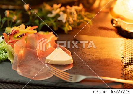 テーブルランプでの生ハムサラダ 67725773
