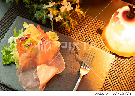 テーブルランプでの生ハムサラダ 67725778