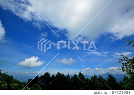 蓼科高原  青空に映える信州の山並み　 67725983