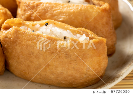 黒ごま入りのいなり寿司。 黒ごま入りのいなり寿司。 67726030