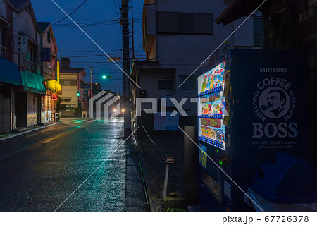 夜の町角 自販機の風景の写真素材