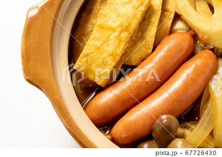 一人鍋イメージ。一人前サイズの小さな土鍋に入れられたカレー鍋。 一人鍋イメージ。一人前サイズの小さな土鍋に入れられたカレー鍋。 67726430