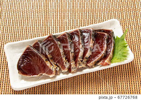 カツオのたたき。薬味の大葉添え。 67726768