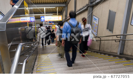 夜の駅　帰宅する利用客 67727055