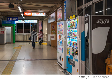 改札目の自販機の風景　夜の駅 67727092