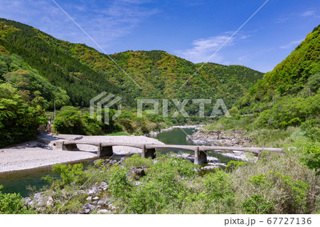 四万十川 上岡沈下橋（向山橋）-洪水時には橋面が水面下になる橋- 67727136