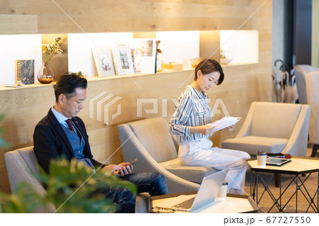 カフェで仕事をするビジネスマン 67727550