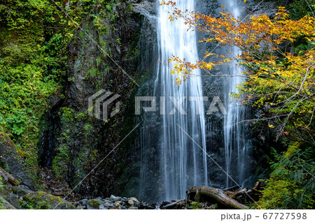 秋　回顧（みかえり）の滝　秋田県 67727598