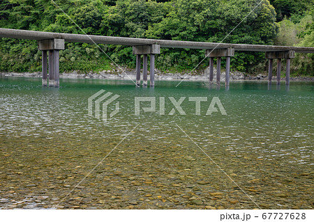 四万十川 勝間沈下橋 洪水時には橋面が水面下になる橋 の写真素材