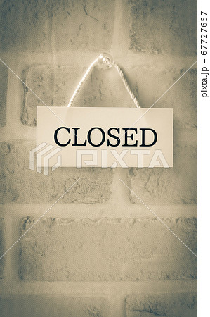 CLOSEDの看板　閉店　休業　廃業　クローズド 67727657