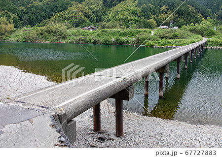 四万十川 三里沈下橋 -洪水時には橋面が水面下になる橋- 67727883