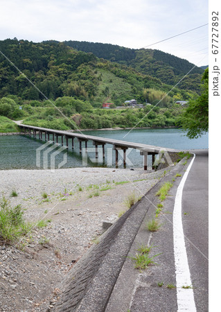 四万十川 三里沈下橋 -洪水時には橋面が水面下になる橋- 67727892