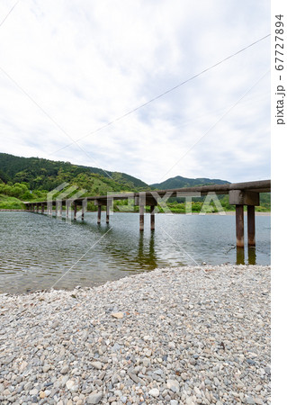 四万十川 三里沈下橋 -洪水時には橋面が水面下になる橋- 67727894