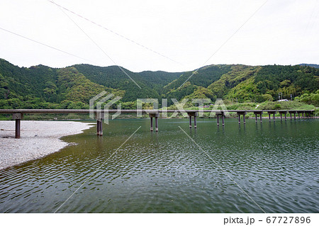 四万十川 三里沈下橋 -洪水時には橋面が水面下になる橋- 四万十川 三里沈下橋 -洪水時には橋面が水面下になる橋- 67727896
