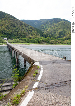 四万十川 高瀬沈下橋 洪水時には橋面が水面下になる橋 の写真素材