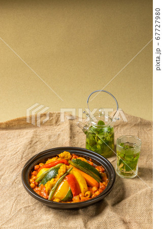 タジン鍋と北アフリカ料理　Moroccan clay pot 67727980