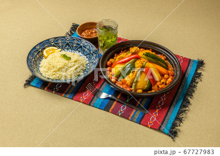 タジン鍋と北アフリカ料理　Moroccan clay pot 67727983