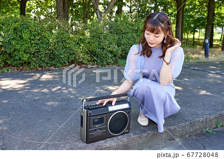 ラジカセと女性 67728048