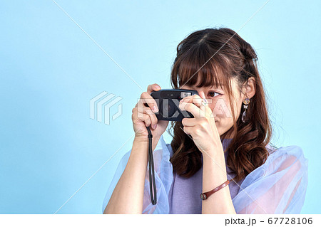 コンパクトフィルムカメラで撮影する女性 コンパクトフィルムカメラで撮影する女性 67728106