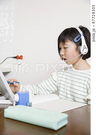 自宅でタブレット学習をする小学生女の子　オンライン学習　eラーニングイメージ 67728305