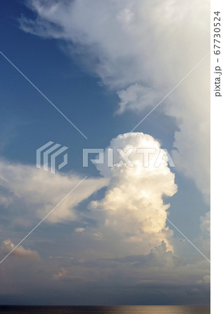 沖縄県 石垣島の夏の雲 沖縄県 石垣島の夏の雲 67730524