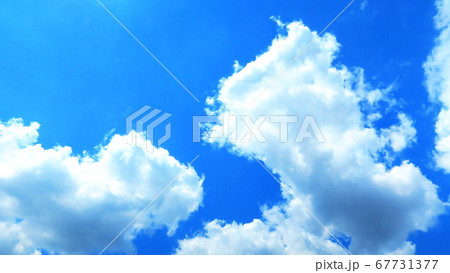 真夏の青空と白雲の風景 67731377