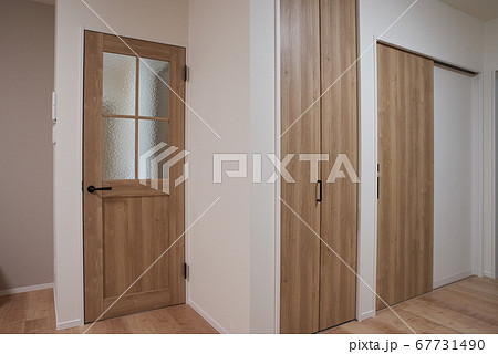 リビングのガラスのドア 67731490