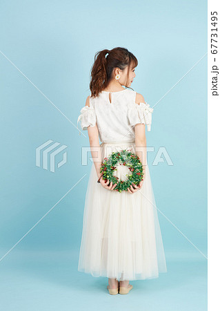 クリスマスリースを手に持つ女性 67731495