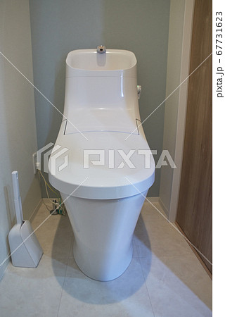 明るい雰囲気のトイレ 67731623