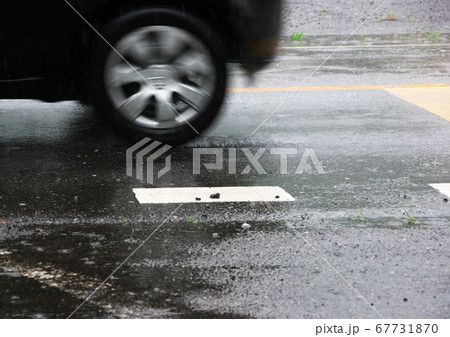 雨の日のクルマ　タイヤ 67731870