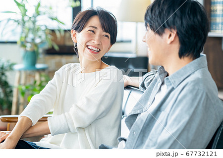 夫婦　カップル　リビング　ミドル　ライフスタイル 67732121