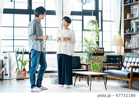 夫婦　カップル　家族　リビング　ライフスタイル　カジュアル 67732180