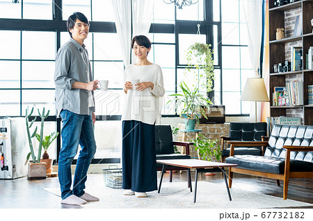 夫婦　カップル　家族　リビング　ライフスタイル　カジュアル 67732182