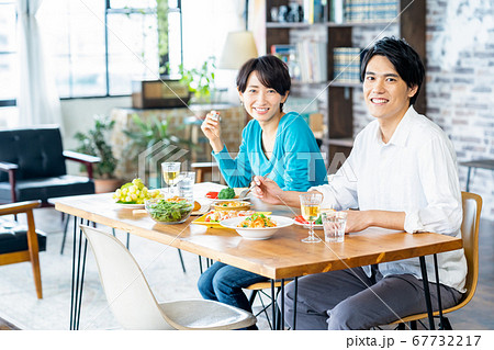 夫婦 食事 ランチ カップル 家族 リビング ライフスタイル カジュアルの写真素材