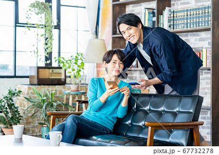 夫婦　カップル　家族　リビング　ライフスタイル　カジュアル 67732278