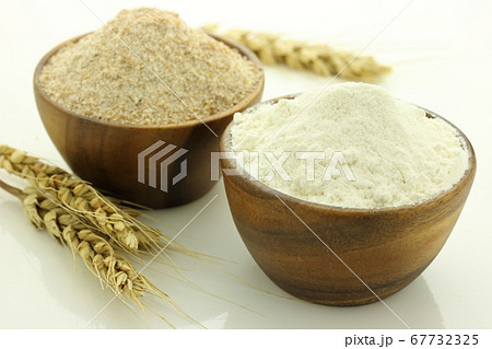 国産小麦の強力粉と全粒粉 国産小麦の強力粉と全粒粉 67732325