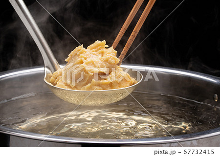 白味噌で味噌汁を作る 67732415