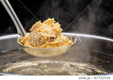 白味噌で味噌汁を作る 67732416