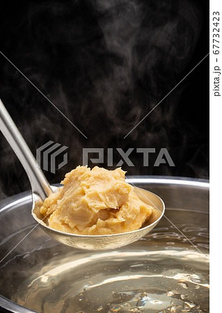 白味噌で味噌汁を作る 67732423