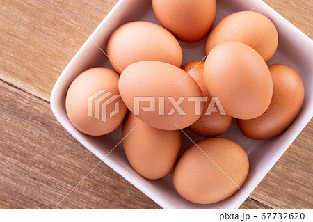 テーブルの上の卵   67732620
