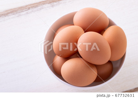 テーブルの上の卵   テーブルの上の卵   67732631