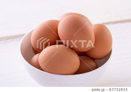 テーブルの上の卵   テーブルの上の卵   67732635