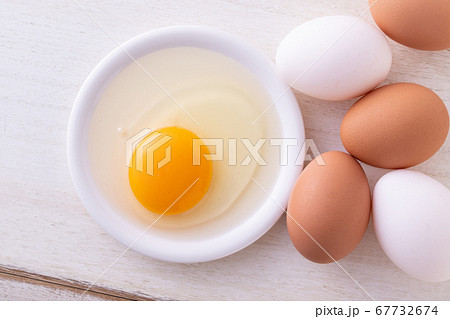テーブルの上の卵 テーブルの上の卵 67732674