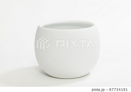 白い磁器の植木鉢の写真素材