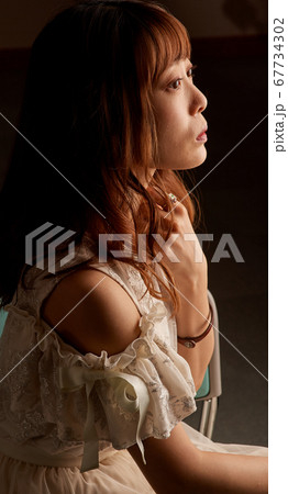 悩む女性 67734302