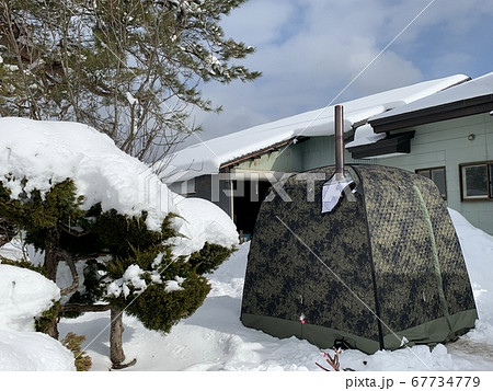 野外での雪見テントサウナ。雪の降る外気浴。 野外での雪見テントサウナ。雪の降る外気浴。 67734779